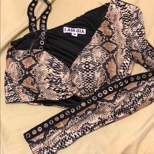 COTTON A SYMMETRICAL ONE PIECE TOP.